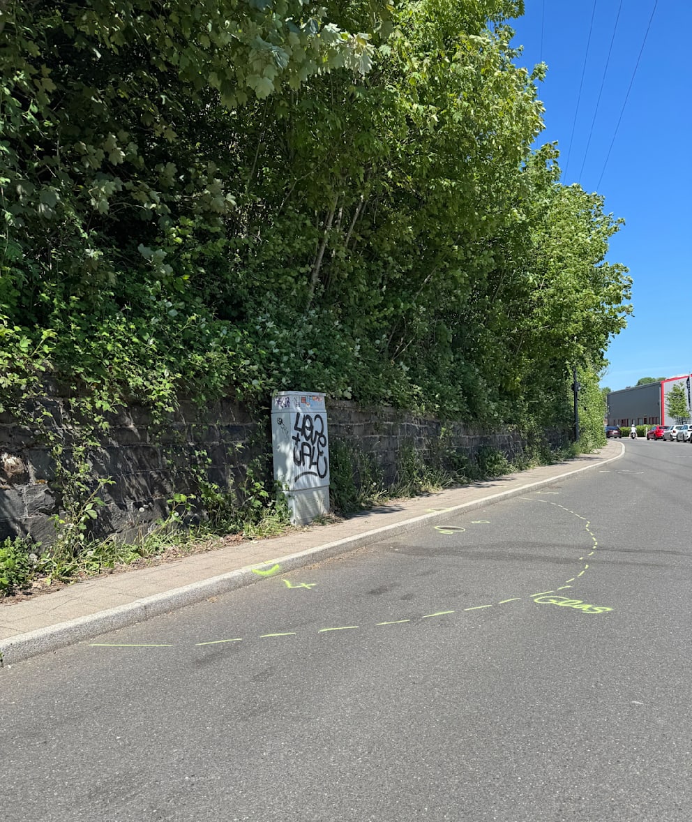 Die Polizei hat den Bereich markiert, an dem der Mercedes die beiden jungen Frauen erfasste