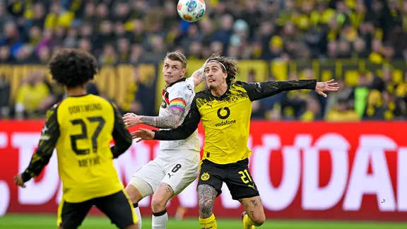 St. Paulis Eric Smith (l.) und Dortmunds Fabio Silva