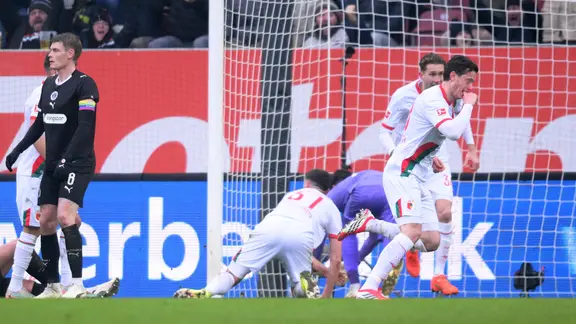 Augsburgs Michael Gregoritsch (r.) nach einem Treffer gegen St. Pauli