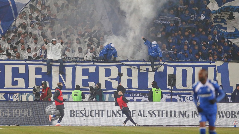 Brutale Krawalle nach FCM-Spiel: Polizei ermittelt gegen Fans wegen versuchten Mordes