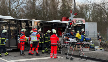 In Hamburg: Bahn kollidiert mit Linienbus – mindestens ein Toter | Regional