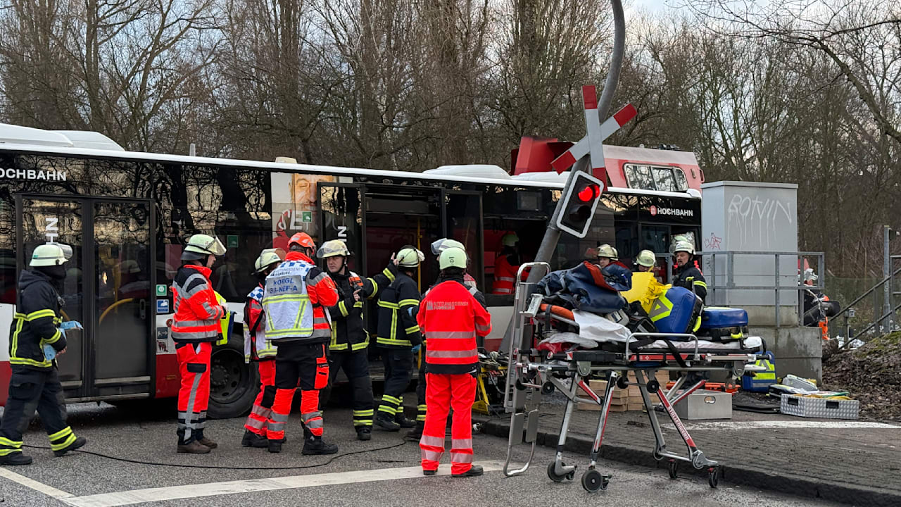 In Hamburg: Bahn kollidiert mit Linienbus – mindestens ein Toter | Regional