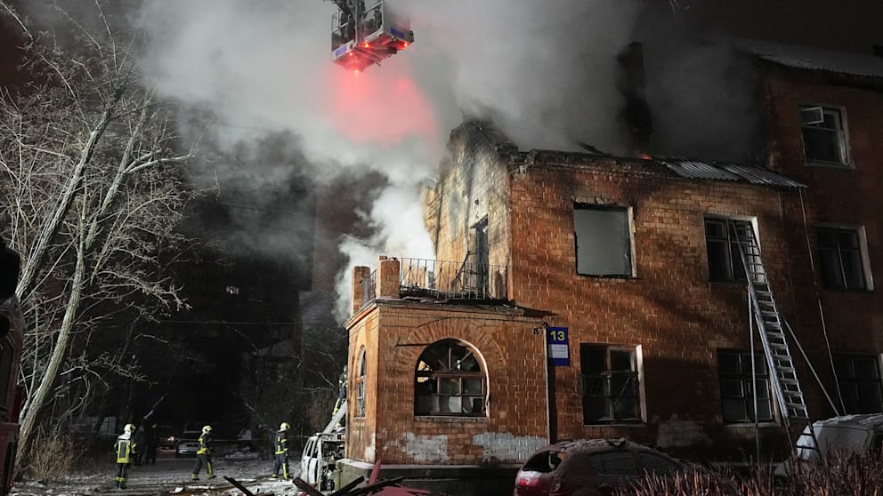 Feuerwehrleute löschen ein Feuer in einem Wohnhaus, das am 9. Januar beschossen wurde