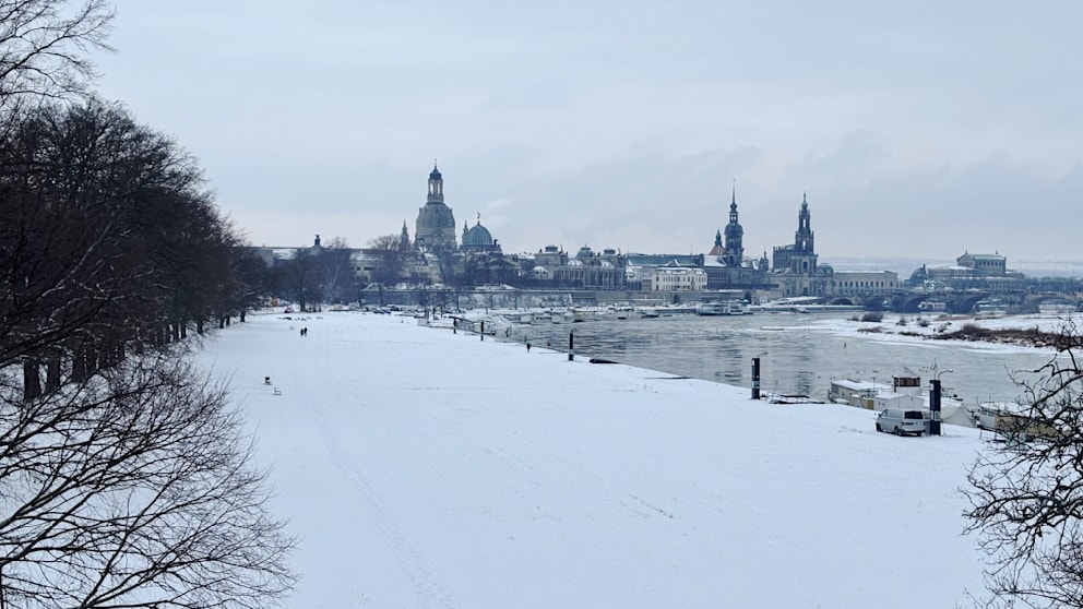 Der Elberadeweg am linken Ufer in Dresden ist zugeschneit, auf der rechten Seite