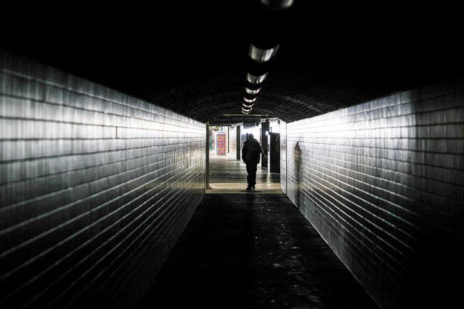 Der Bahnhof Wannsee liegt in Berlin-Zehlendorf am 4. Januar 2026 während eines Stromausfalls im Dunkeln.
