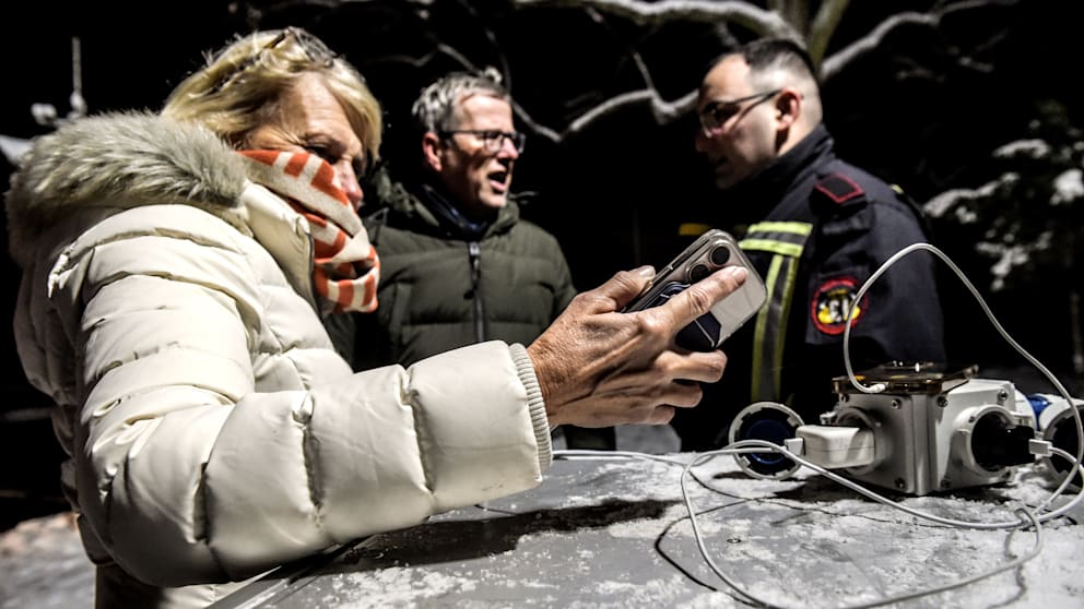 An dem Notstrom-Aggregat können Anwohner z.B. ihre Handys und Computer aufladen