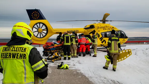 Ein Rettungshubschrauber an einer Steilküste