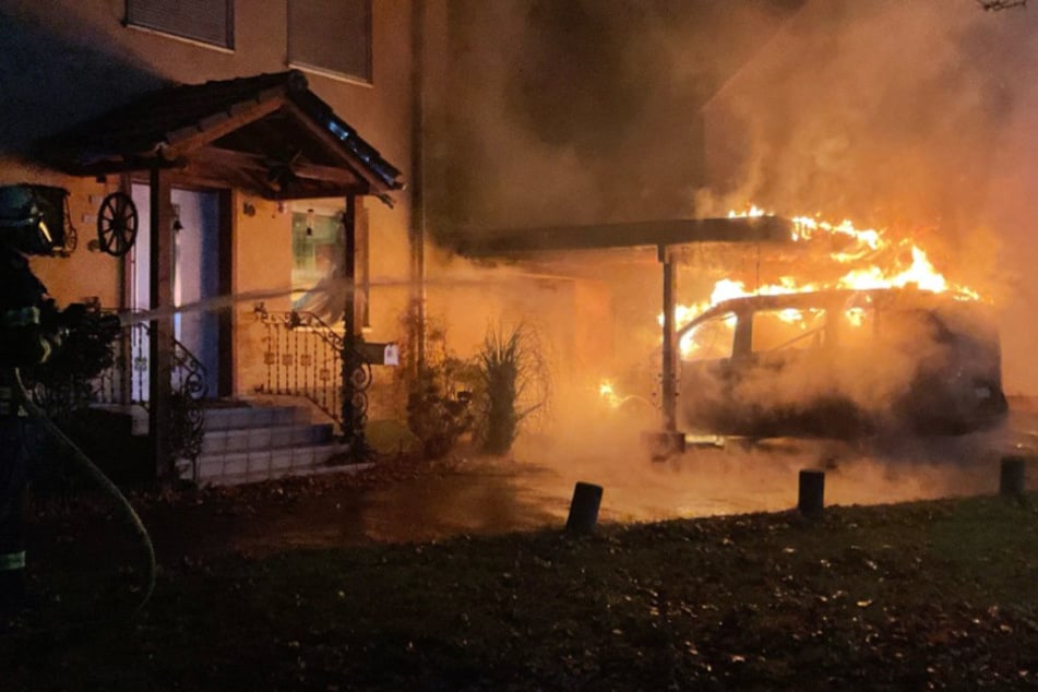 Der Van war nicht mehr zu retten, auch der Carport wurde stark beschädigt.