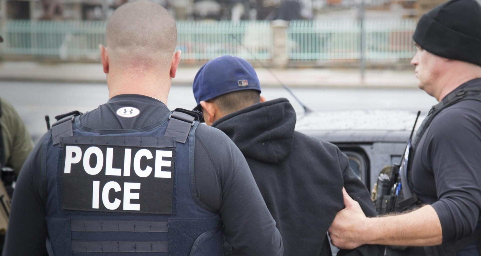 Mitarbeiter der US-Zollbehörde nehmen einen jungen Ausländer fest.