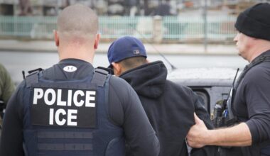 Mitarbeiter der US-Zollbehörde nehmen einen jungen Ausländer fest.