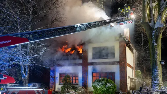 Die Feuerwehr bei einem Wohnhausbrand in Gröhnwold. | NEWS5 / René Schröder Die Feuerwehr bei einem Wohnhausbrand in Gröhnwold.