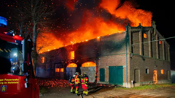 In Göhl brennt eine Scheune.
