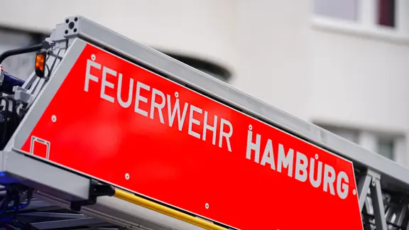Feuerwehr und THW waren mit Einsatzkräften im Holzhafenufer. | picture alliance / Eibner-Pressefoto | Eibner-Pressefoto/Marcel von Fehrn Aufschrift "Feuerwehr Hamburg" auf Drehleiter.
