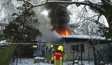 Feuerwehr musste das Dach aufsägen: Vereinshaus in Berlin-Tegel ausgebrannt