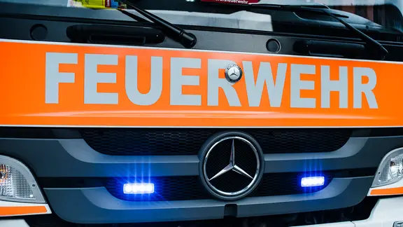 Zunächst hatte das Ehepaar versucht, den Brand zu löschen. Die Feuerwehr musste jedoch zu Hilfe kommen. (Themenbild) | NDR, Julius Matuschik Fahrzeug der Feuerwehr mit Blaulicht. Einsatzkräfte evakuieren Bewohner bei Brand in Wohnhaus.