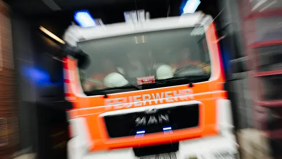 Die Front eines Feuerwehrautos mit verzerrter Unschärfe.
