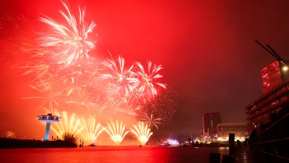 Blick auf das Silvesterfeuerwerk am Chicagokai in der Hafencity in Hamburg | dpa, Christian Charisius Blick auf das Silvesterfeuerwerk am Chicagokai in der Hafencity in Hamburg