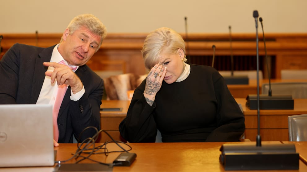 Melanie Müller mit ihrem Anwalt Adrian Stahl. Am Montagmorgen zeigt sie sich deutlich geknickt über ihre finanzielle Situation