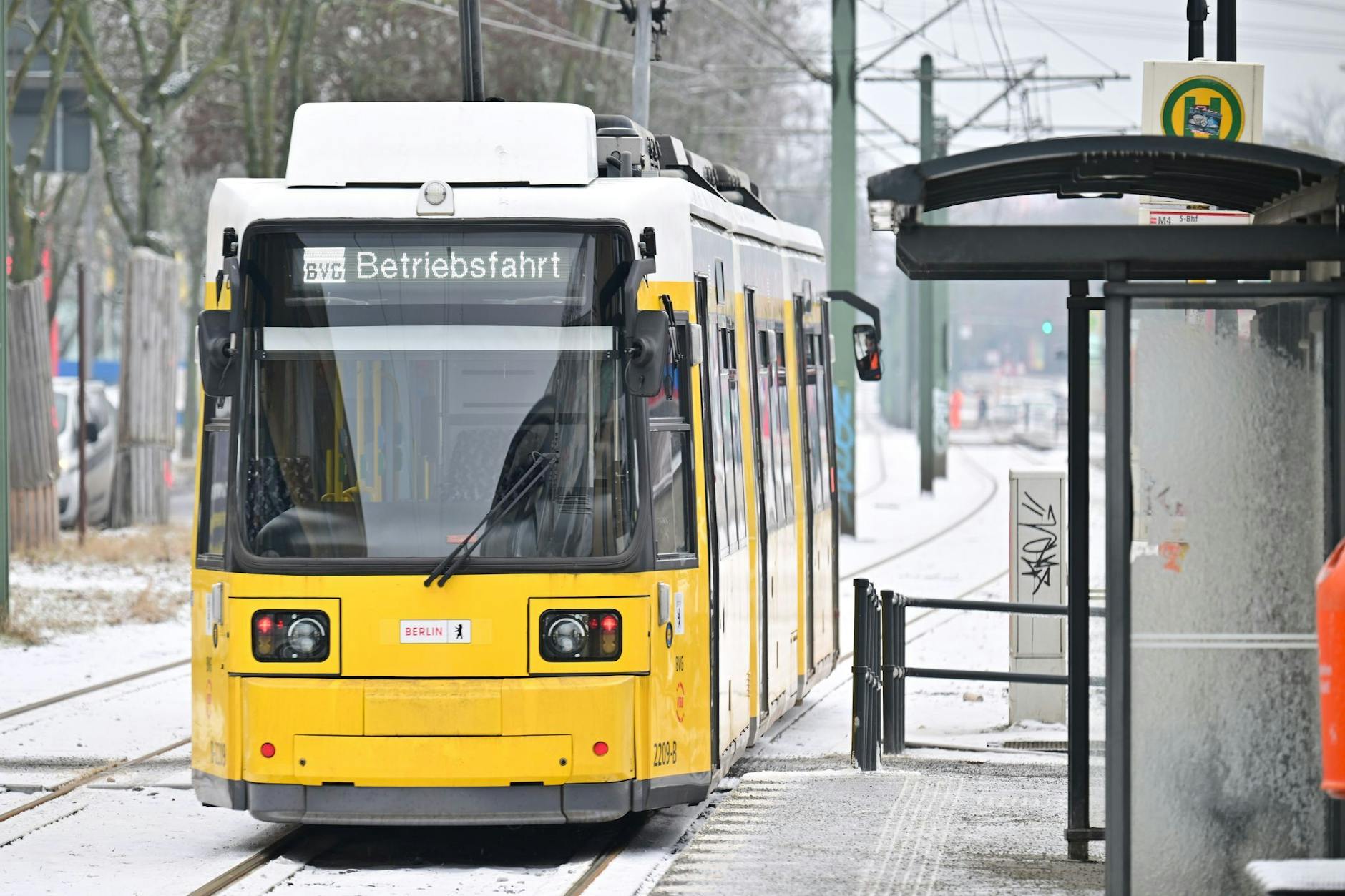 Die BVG fürchtet, dass die gerade enteisten Oberleitungen der Tram wieder vereisen könnten, wenn sie jetzt nicht befahren werden.