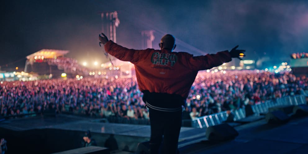 2013 startete „Haftbefehl“ mit seinem Sang „Chabos wissen wer der Babo ist“ durch. Im letzten Jahr war seine Doku „Babo – Die Haftbefehl-Story“ einer der größten Streaming-Hits des Jahres