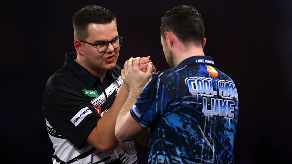 Fairer Moment: Humphries beglückwünscht van Veen