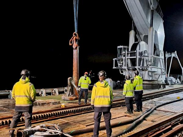 Arbeiter an Deck des in Finnland beschlagnahmten Tankers „Eagle S“. Auch dieses Schiff soll zur russischen Schattenflotte gehören.