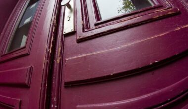 Die Polizei rät, keine unbekannten Personen ohne Anmeldung hereinzulassen, Ausweise sorgfältig zu prüfen und bei Verdacht sofort die Polizei zu verständigen (Symbolbild). 