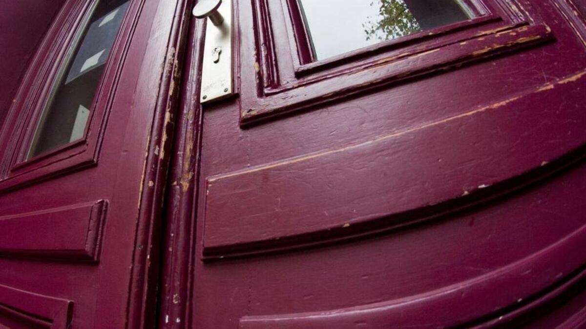 Die Polizei rät, keine unbekannten Personen ohne Anmeldung hereinzulassen, Ausweise sorgfältig zu prüfen und bei Verdacht sofort die Polizei zu verständigen (Symbolbild). 