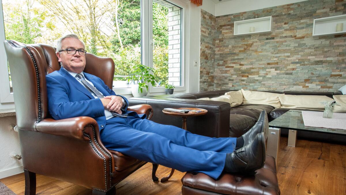 Beine hoch im Ohrensessel – eine Pose, die eher untypisch für den erfolgreichen Kabarettisten Jürgen Beckers ist: Jetzt ist er unfallbedingt zur Auszeit gezwungen.