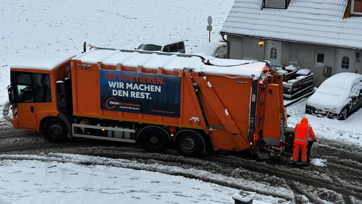 Die Müllabfuhr funktioniert bei Eis und Schnee derzeit nicht überall.