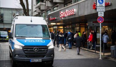 Ein Polizei-Bus vor der Sparkasse in Gelsenkirchen.