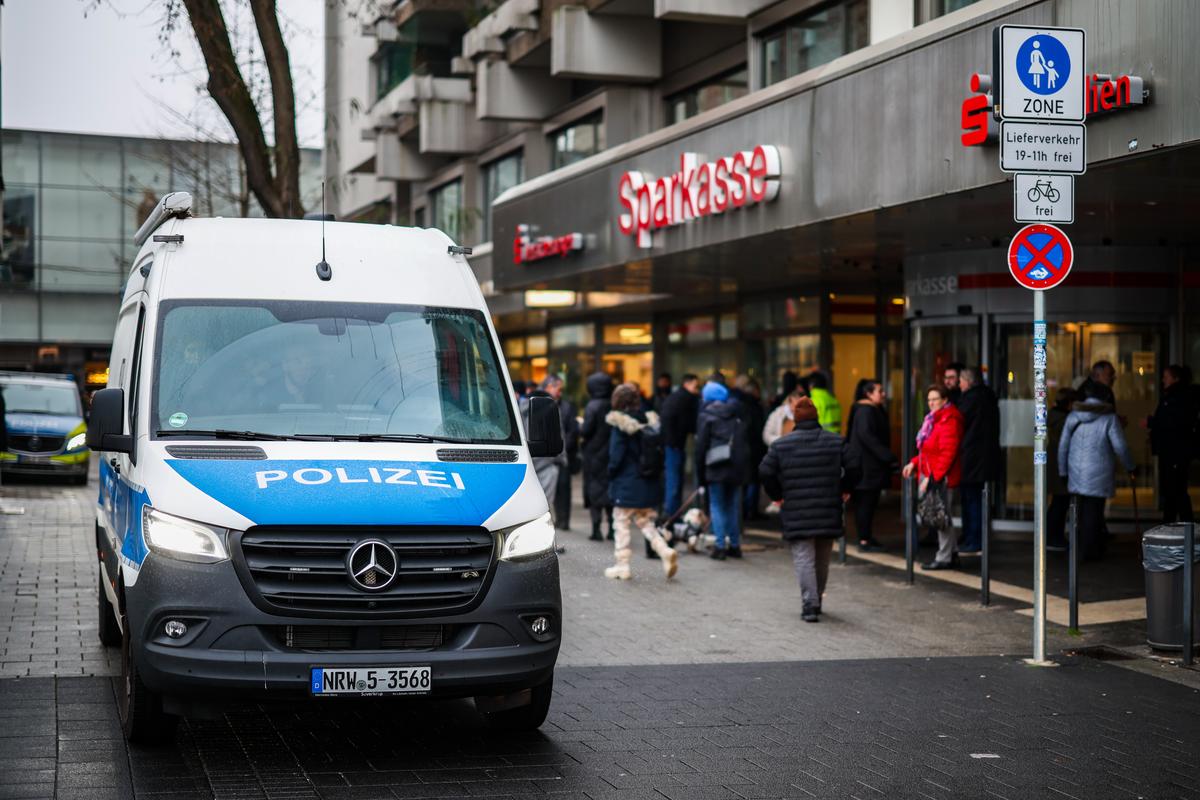 Ein Polizei-Bus vor der Sparkasse in Gelsenkirchen.