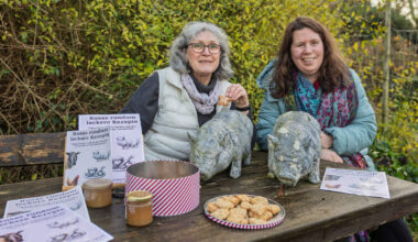 Der Kochbuch-Erlös soll zu 100 Prozent dem Lebenshof in Würselen-Euchen zugutekommen: Ute Reidenbach (l.) und Carina Hansen-Stöcker sind Ehrenamtlerinnen beim Tierschutzverein Arche Euregio Aachen.