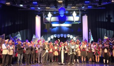 Prächtiges Bild auf der Bühne: Das Alsdorfer Stadtprinzenpaar Julian I. und Anne wurde großartig inthronisiert.