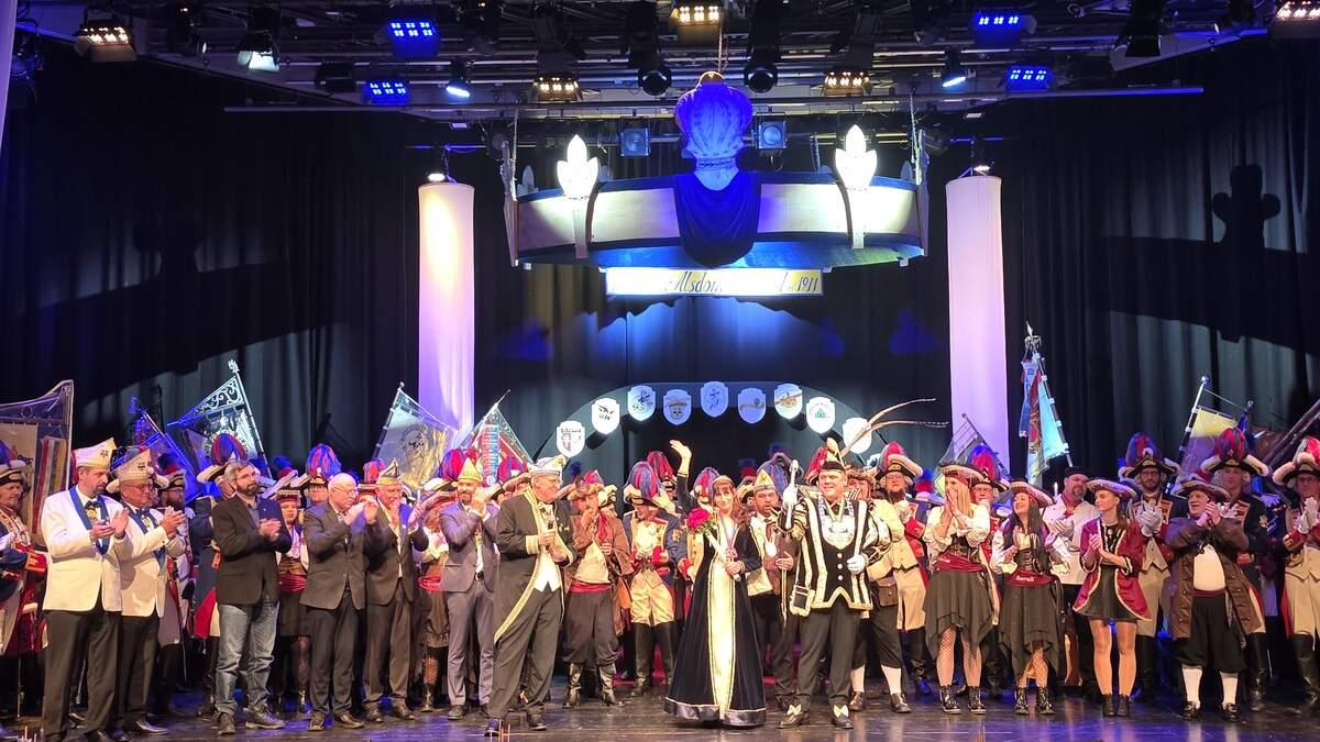 Prächtiges Bild auf der Bühne: Das Alsdorfer Stadtprinzenpaar Julian I. und Anne wurde großartig inthronisiert.