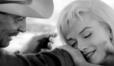 Marilyn Monroe wäre in diesem Jahr 100 Jahre alt geworden. Das Foto von Cornell Capa (dem jüngeren Bruder von Robert Capa) zeigt sie mit Clark Gable beim Dreh zu „The Misfits“ (1960). Das Bild wird Teil der Gruppenausstellung „Mysterium der Paare“ im Fotografie-Forum der Städteregion in Monschau sein.