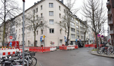 An der Ecke Reumontstraße/Südstraße geht für den Verkehr vorerst nichts mehr: Wegen aktueller Tiefbauarbeiten ist nun auch die Zufahrt zur Südstraße bis auf Weiteres gesperrt.
