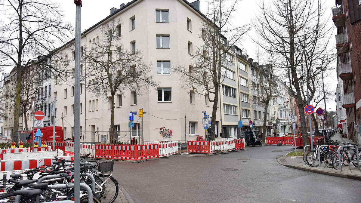 An der Ecke Reumontstraße/Südstraße geht für den Verkehr vorerst nichts mehr: Wegen aktueller Tiefbauarbeiten ist nun auch die Zufahrt zur Südstraße bis auf Weiteres gesperrt.