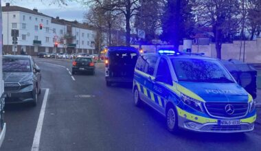 Nach diesem Unfall in der Limburger Straße sucht die Polizei Zeugen. Quelle: Polizei Aachen