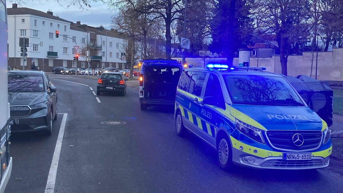 Nach diesem Unfall in der Limburger Straße sucht die Polizei Zeugen. Quelle: Polizei Aachen