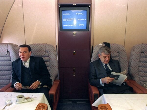 Bundeskanzler Gerhard Schröder (l, SPD) und der Vizekanzler und Bundesaußenminister Joschka Fischer (Bündnis 90/Die Grünen) sitzen am 2.11.1998 im Flugzeug auf ihrem Weg nach London. [dpabilderarchiv] Agenda_160_Geburtstag_SPD