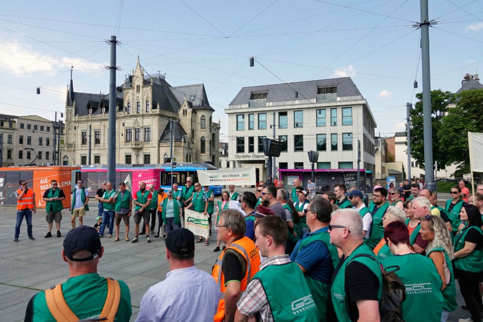 Streik auf dem Bahnhofsvorplatz: Mitarbeiter der City-Bahn versammelten sich 2024 mehrfach zum Arbeitskampf.