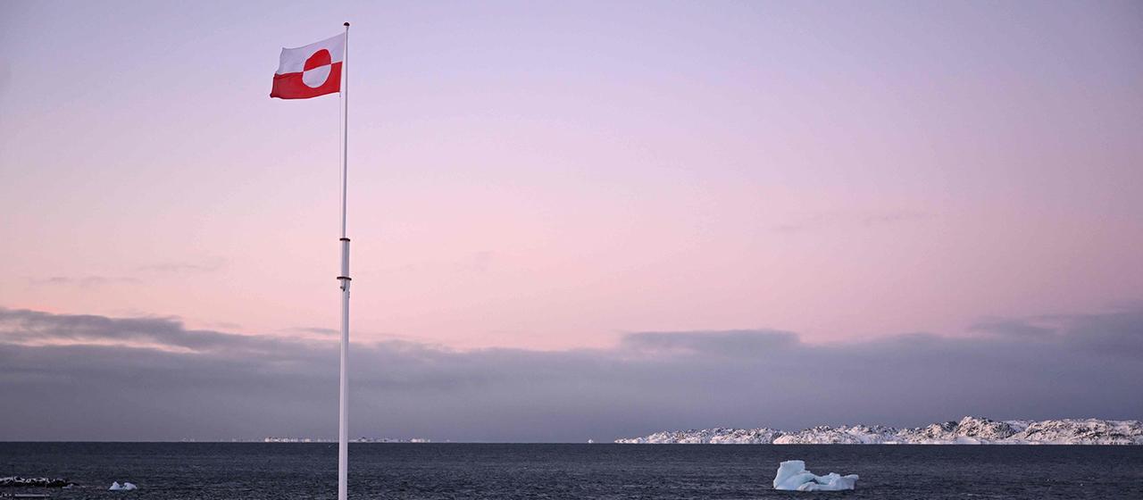 Die Flagge Grönlands flattert an einem Ufer im Wind. | AFP Die Flagge Grönlands flattert an einem Ufer im Wind.