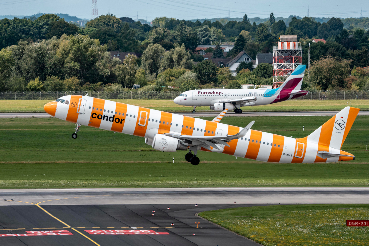 Ein Condor-Flugzeug hebt am Düsseldorfer Flughafen ab.