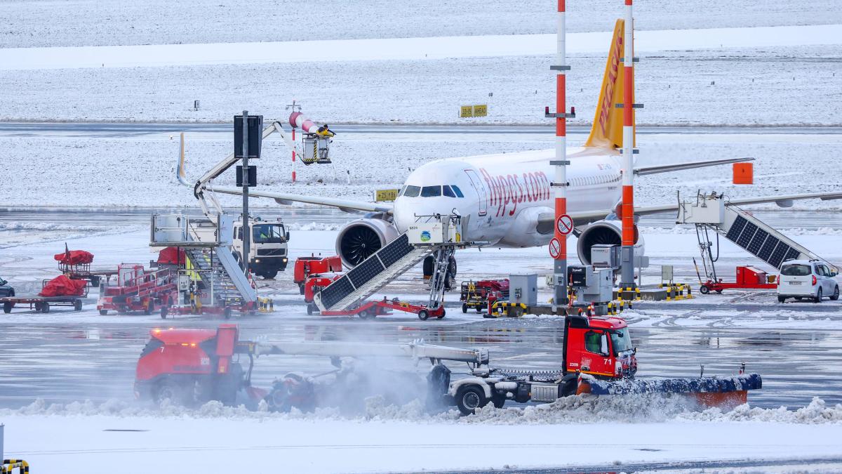 Verspätungen und Ausfällen: Schneechaos am Hamburger Flughafen