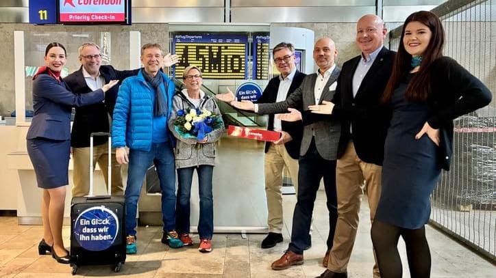 Flughafenchef Michael Hupe (zweiter v. l.) begrüßte gemeinsam mit Corendon Airlines die Jubiläums-Fluggäste: Petra Beer und Waldemar Strzelczy (3. und 4. v. l.) flogen Richtung Gran Canaria.