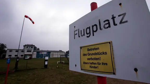 Das kleine Abfertigungsgebäude mit Tower auf dem Flugplatz in Pinnow. (Archiv) | picture alliance/ZB/Jens Büttner Das kleine Abfertigungsgebäude mit Tower auf dem Flugplatz in Pinnow. (Archiv)