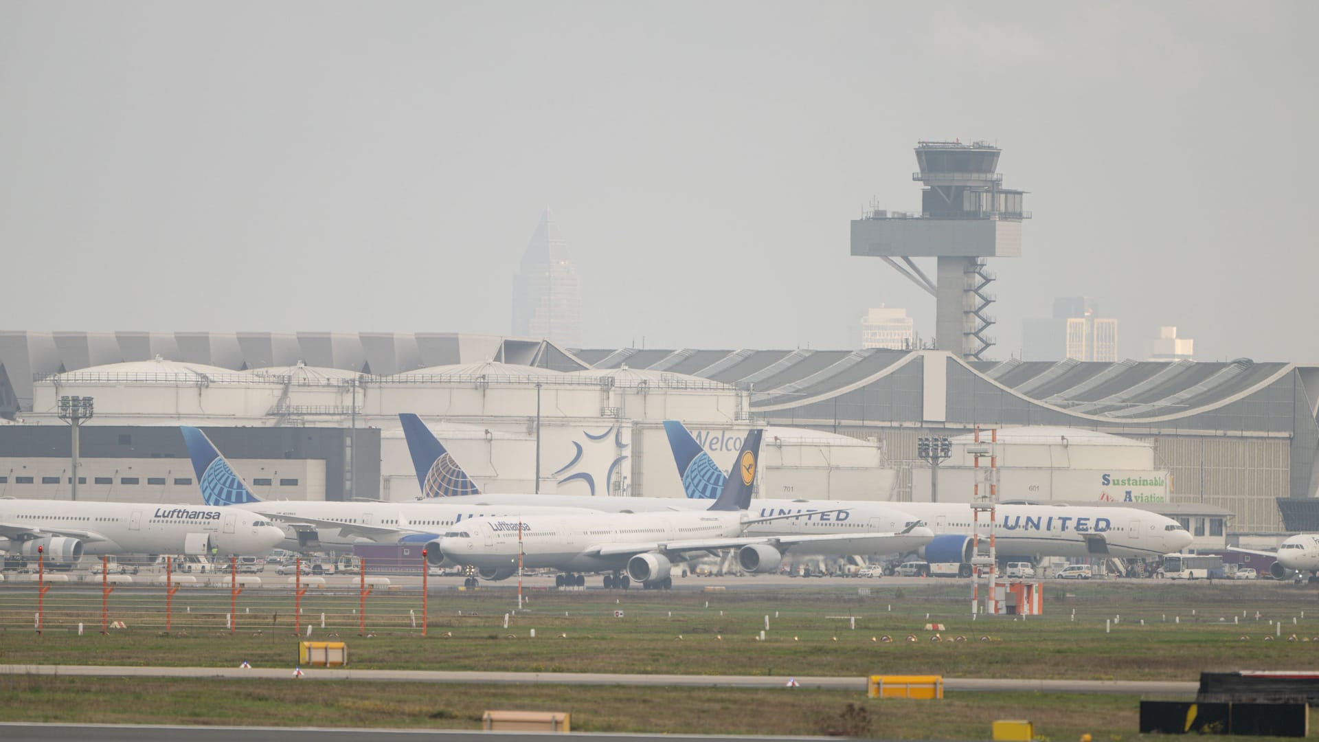Flugzeuge von United Airlines und der Lufthansa am Flughafen Frankfurt (Archivbild): Wegen eines schweren Schneesturms in den USA wurden einige Flüge annulliert.