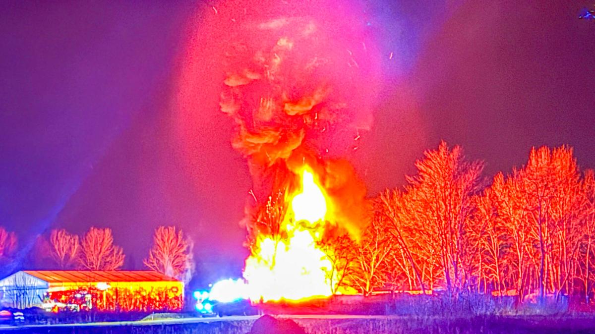 Karlsruhe Reifenlager-Feuer sorgt für stundenlangen Einsatz und Bahnverkehr-Stopp