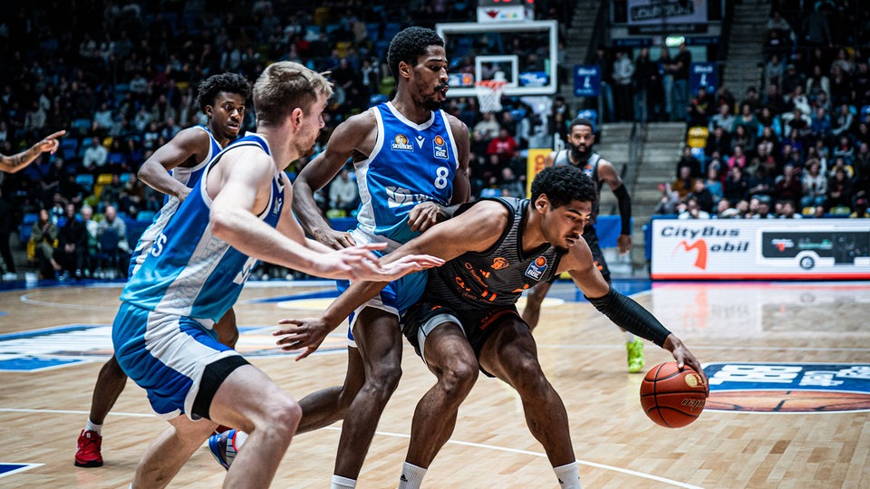 BBL: Niners Chemnitz unterliegen in Frankfurt, Syntainics MBC "unter Protest" in Oldenburg